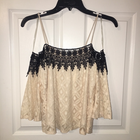 Off the Shoulder lace top - Picture 2 of 5